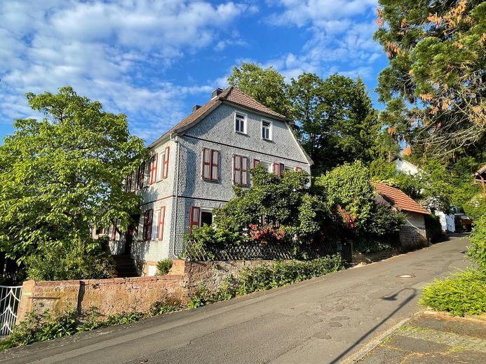 Herrschaftliches ehemaliges Pfarrhaus, Anno 1801 – Denkmal, Fördermöglichkeiten & Steuervorteile – Ansicht Anliegerstraße