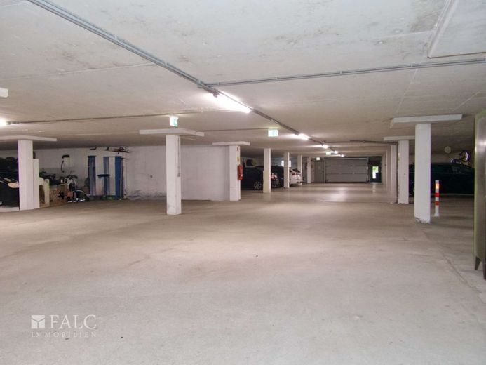 Einfach Mehr: Gepflegte Nichtraucher-2-Zimmer-Wohnung, möbiliert, TG, Aufzug, Süd-Loggia-Balkon. – Tiefgarage