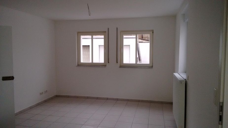 منزل من 3 شقق، حديث البناء، هوخهايم، ماسنهايم – Wohnzimmer EG