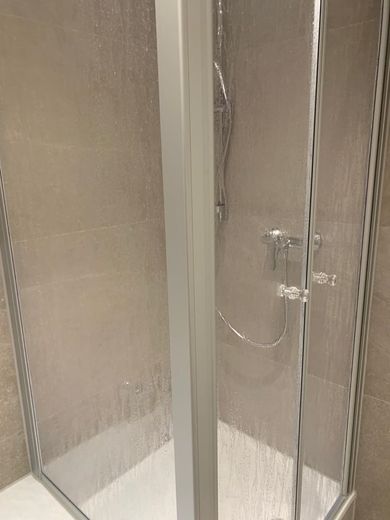 Appartamento con 3 locali, bella cucina componibile e ampio balcone in affitto! – Dusche