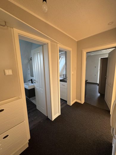 3-Zimmer-Dachgeschosswohnung mit Balkon + EBK in Maisach, Nutzfläche 151 qm, 5 Fußminuten zur S3 – Flur
