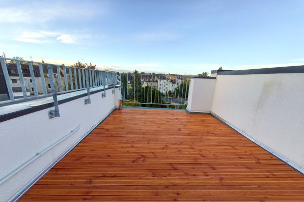 Helle 2 Zimmer Wohnung + Dachterrasse.