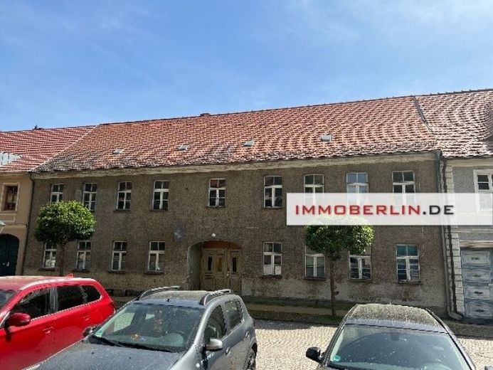 IMMOBERLIN.DE - Atrakcyjna kamienica z dużym potencjałem w dobrej lokalizacji w centrum miejscowości – Zdjęcie 1