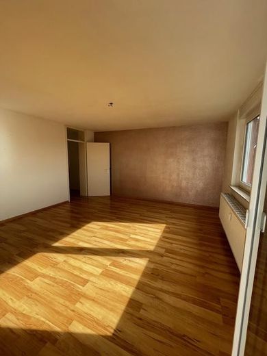 Provisionsfreie lichtdurchflutete 3-Zimmer-Wohnung mit Miele-Küche & Bergblick – sofort verfügbar! – Wohnzimmer