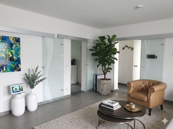 127 m² PRIVATES WOHNEN MIT EIGENEM POOL & GARTEN – 2 GARAGEN + 1.920 € KALTMIETEINNAHMEN – OG links Wohnung
