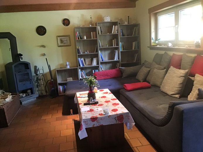 Attraktives Haus mit 2 Wohneinheiten,Idyllisch, Ruhig am Wald,Sauna,Kaminofen – Wohnzimmer 2 Schlafplätze auf Couch möglic