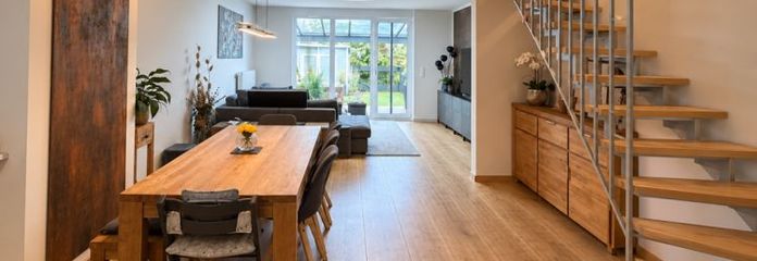 Aileler için modern sıra ev – yaklaşık 151 m² yaşam alanı, bahçe, kapalı teras ve ankastre mutfak