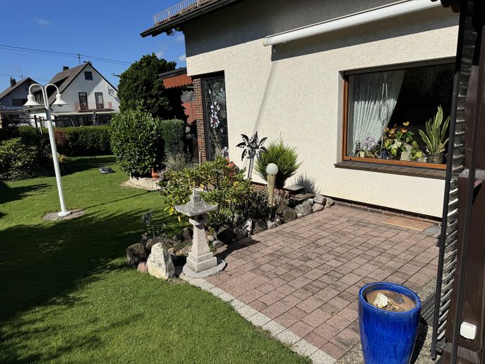 Terasse neben Wintergarten