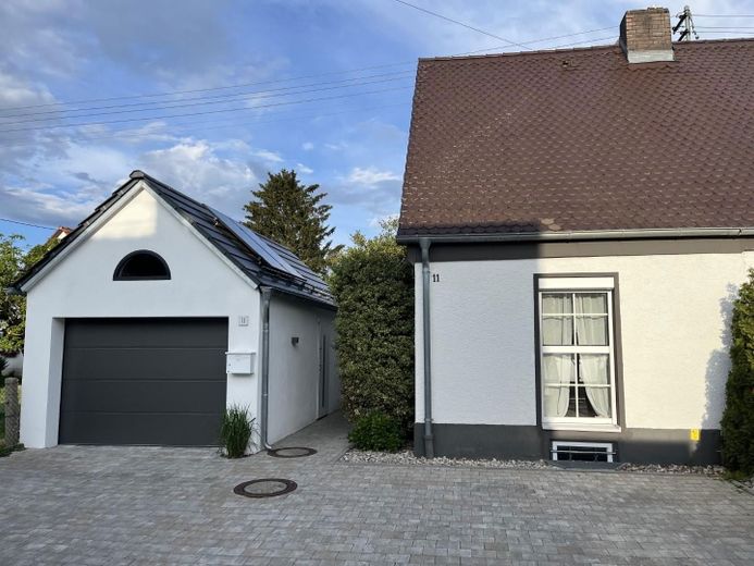 Frontansicht Wohnhaus / Garage