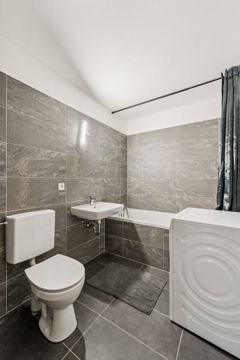 Erstbezug nach Kernsanierung: 2,5-Zi.-Wohnung mit Balkon und TG-Stellplatz (+Aufzug) – Badezimmer