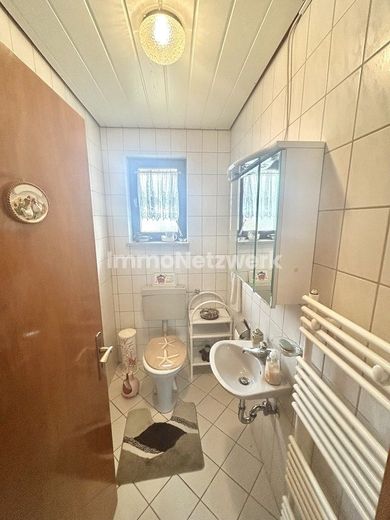 *Ländlicher Bungalow mit viel Potenzial - auf einer Ebene wohnen, naturnah leben* – Gäste WC