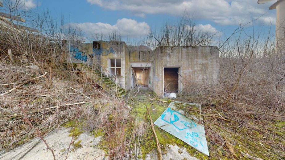 Privisionsfrei 18.000 m² Entwicklungsareal mit Turm und 2 Bunkern nahe Magdeburg – Suedwest Ansicht Bunker1