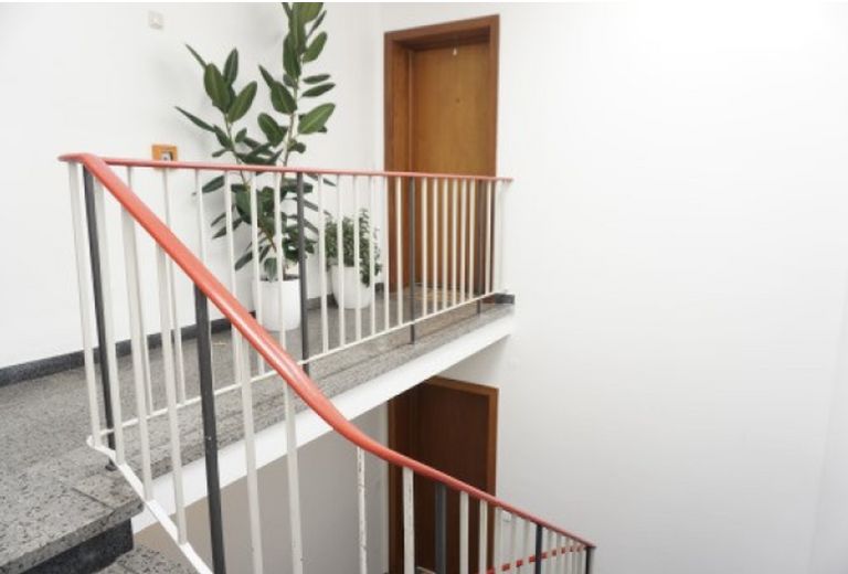 Exklusive 2 Zimmer DG Wohnung mit Loft-Charakter und zwei Dachterrassen in zentraler Lage – Treppenhaus - Eingang