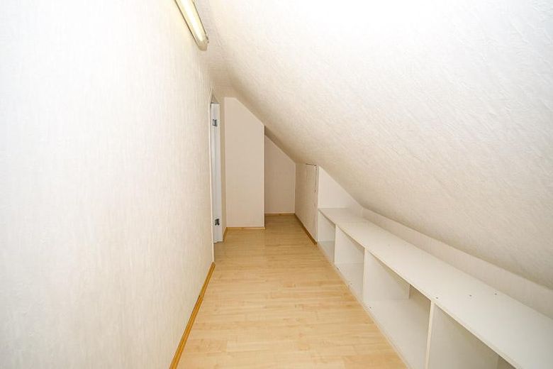 Senden‑Aufheim'de birinci sınıf konumda modernize edilmiş ikiz ev – 140 m² yaşam alanı + büyük ofis - komisyonsuz – Begehbarer Schrank im DG