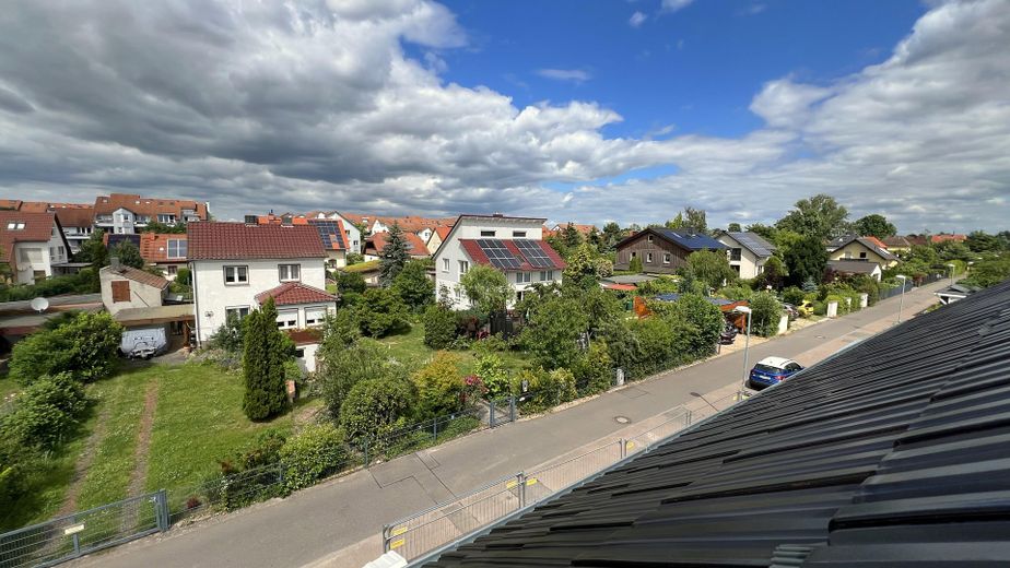 Ruhe mit Blick über Felder: Exklusives wohngesundes Plusenergie-Doppelhaus, S-Bahn fußläufig – Wohnumfeld