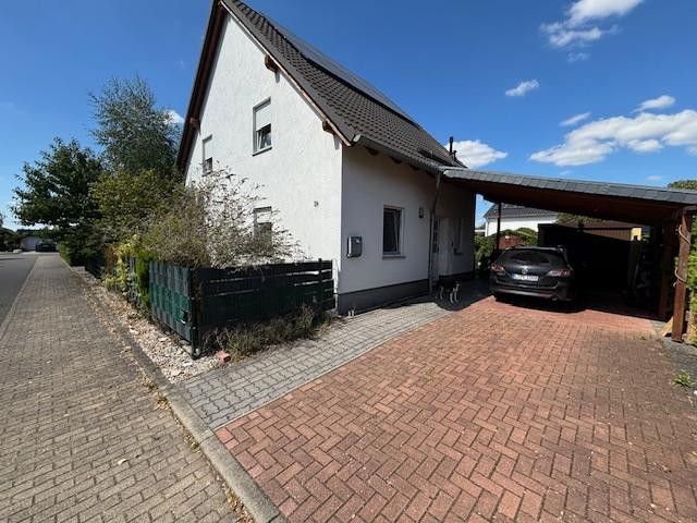Straßenansicht mit Carport