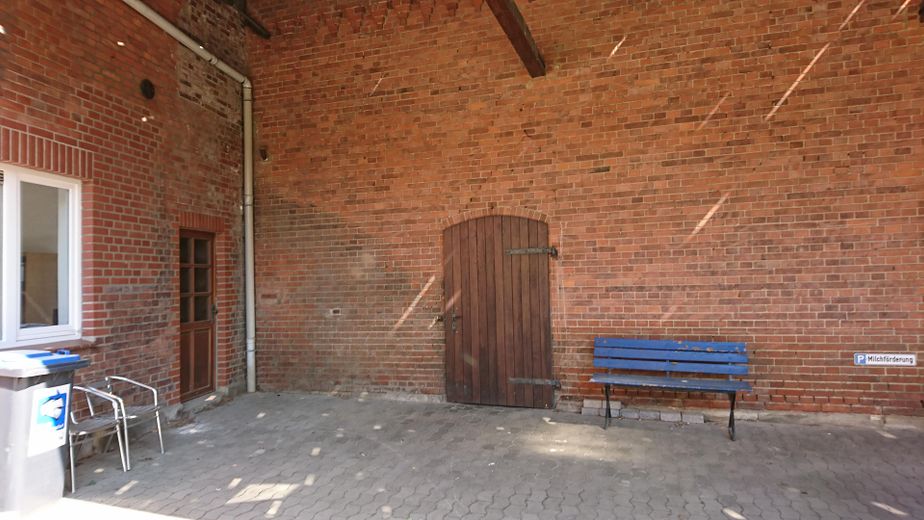 Remise + Zugang Stall / Lager