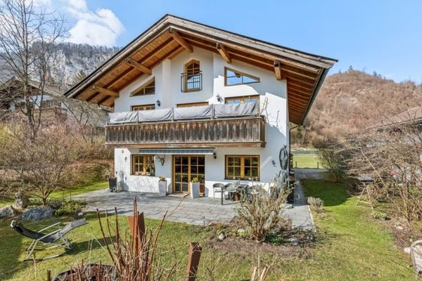 Gepflegte ETW mit Kaiserblick - und großem
Garten in ansprechendem Zweifamilienhaus