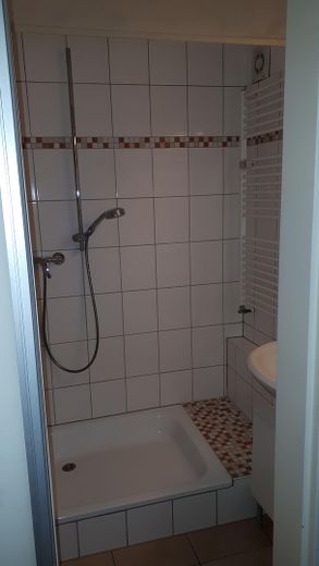 MFH Ratingen Mitte, 14 Wohnungen 790 qm Wfl., 6 Garagen, 3 Stellplätze – Whg. re., Duschbad