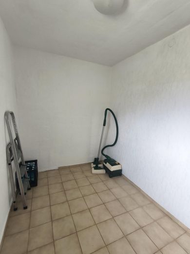 Freistehendes Zweifamilienhaus in Rumpenheim 7,5 Zimmer, 3 Bäder, gr. Garten, Garage, Ausbau möglich – EG großer Abstellraum