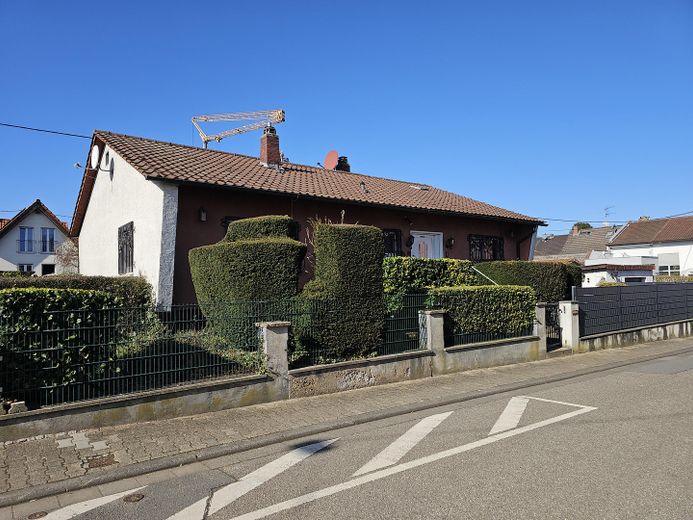Piękny dom w stylu bungalowu z ogrodem i dużym garażem – Aussenansicht