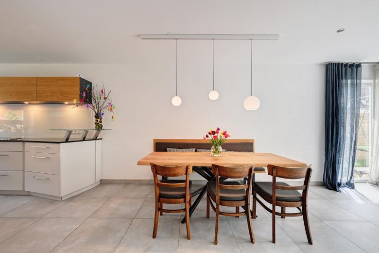 Neuwertige Doppelhaushälfte mit exklusiver Ausstattung, PV-Anlage und sonnigem Südwestgarten – Esszimmer