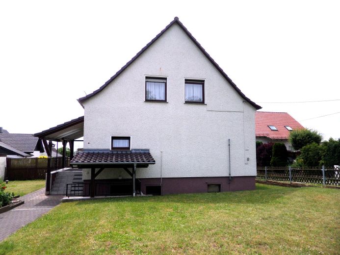131 m² für Ihre Familie: 4 Schlafzimmer, 2 Bäder, 2 Garagen und keine Käuferprovision – Haus Stirnseite 