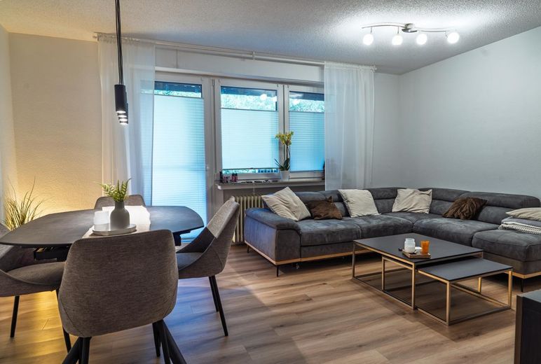 Einziehen und wohlfühlen: komplett sanierte 3-Zimmer-Wohnung mit Balkon und Garage – Wohnzimmer