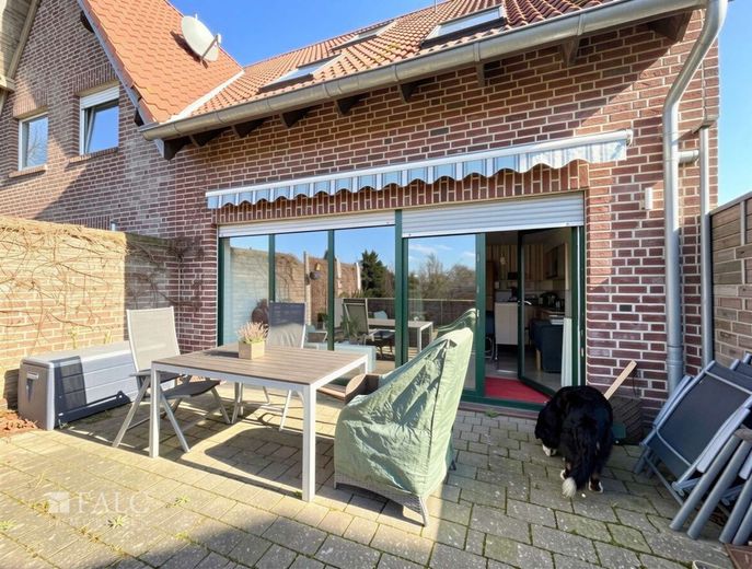 Ruheoase mit Weitblick: Lichtdurchflutetes Einfamilienhaus in Rheinnähe – Terrasse