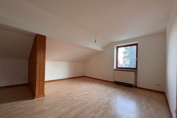 ST/IMMO - Gemütliche DG-Wohnung für Singles oder Paare – ruhig, gepflegt, mit Stellplatz