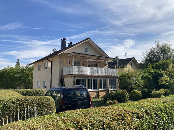 Detached two-family house in an absolutely prime location on the edge of the forest – Ansicht Hof und Garten