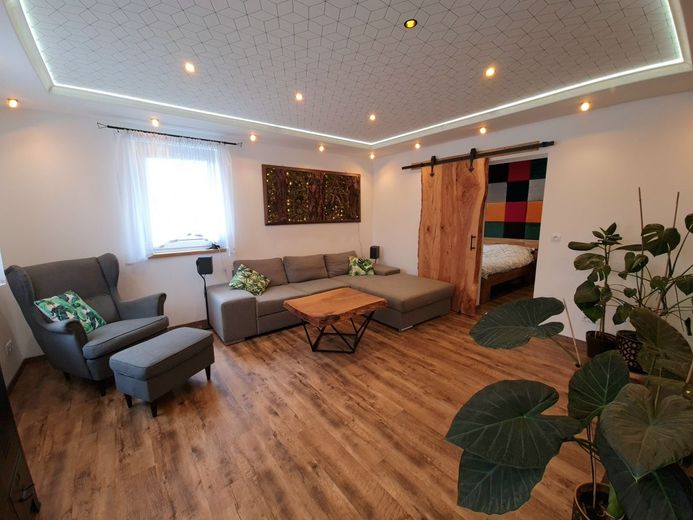 BIETERVERFAHREN - Saniertes &amp; möbliertes Einfamilienhaus in Michelau/Ofr. – Wohnzimmer Ansicht1