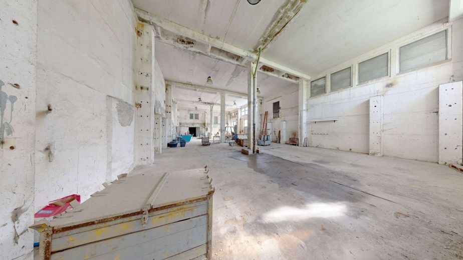 Provisionsfreie Halle mit ca. 450 m² Nutzfläche, variable Grundstücksgröße, Top-Lage in Schönebeck – Suedwest-Innenansicht_Werkhalle
