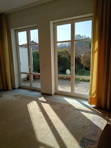 Özel satıcıdan komisyonsuz, hemen boş! Hohenkammer’da iyi konumda aydınlık sıra ev, pazarlık paylı satış fiyatı – Fotoğraf 1