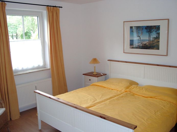 Ferienwohnung Prerow/Darß, 60m², 3 Zimmer, parterre, Südterrasse, PKW-Stellplatz – großes Schlafzimmer