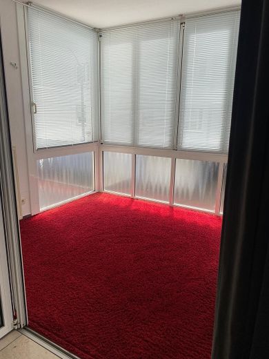 Exklusives City-Apartment mit großzügiger Wohnloggia in Top-Lage – Akt. Einrichtung Wohnraum