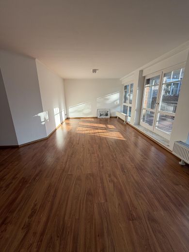 Appartement lumineux de 3,5 pièces à Sasel | Balcon exposé sud-ouest & 2 places de stationnement en parking souterrain – Wohnzimmer/Wohnbereich