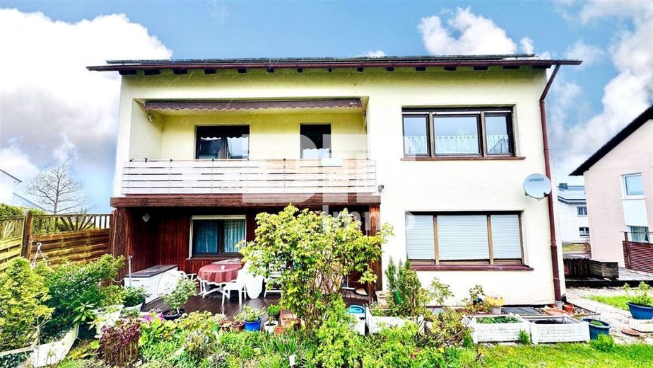 Umfangreich teilsaniertes Dreifamilienhaus mit Garage + PV Anlage und großem Garten – Rückansicht / Terrasse EG WE1