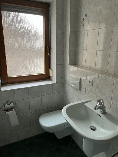 Spazio abitativo per tutti - 5 locali, 170 m², 2 bagni, stufa svedese, balcone, vista – Gästebad mit Dusche und WC