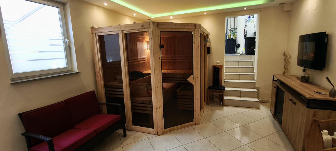 Detached single-family house with granny flat in an unobstructed location on the edge of town – Sauna UG