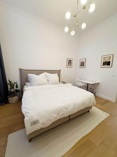 Kernsanierter Altbau mit Aufzug im 3. OG: 2 Zimmer, Designküche & Einbauschränke & Vorhänge nach Maß – Schlafzimmer (Mieterbild)