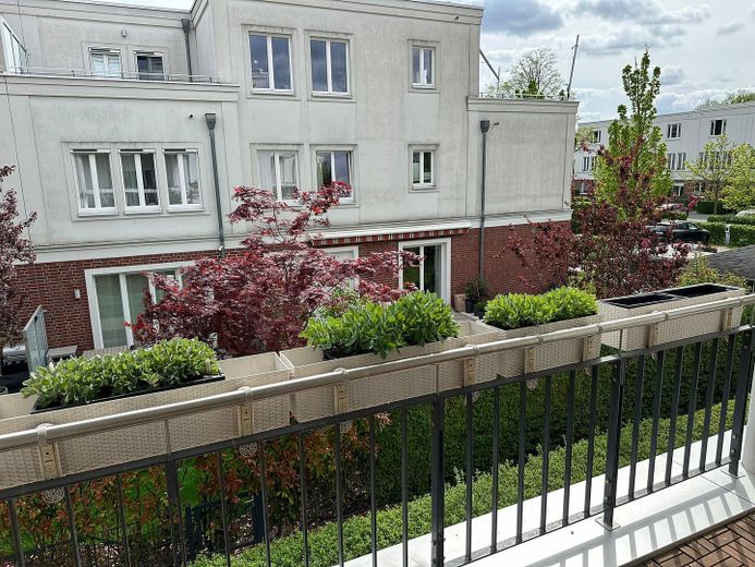 4 Zimmer Wohnung in einer Stadtvilla in Schmargendorf, Fußbodenheizung, Terrasse, 2 TG Stellplätze – Balkon 2 aus der Küche