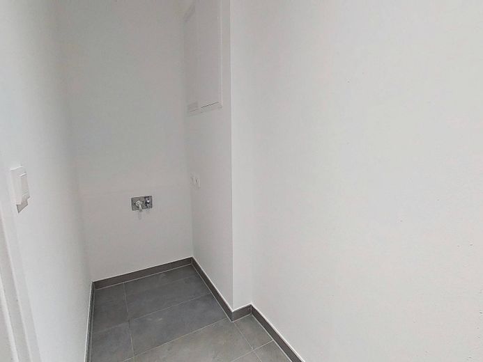 Modernes Wohnen auf zwei Ebenen: Stilvolle Maisonette-Wohnung mit eigenem Garten in Rissen – Abstellraum