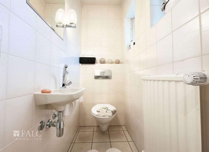 Einfamilienhaus auf 927 m² Grundstück - modernisiert, energieeffizient und familienfreundlich – WC
