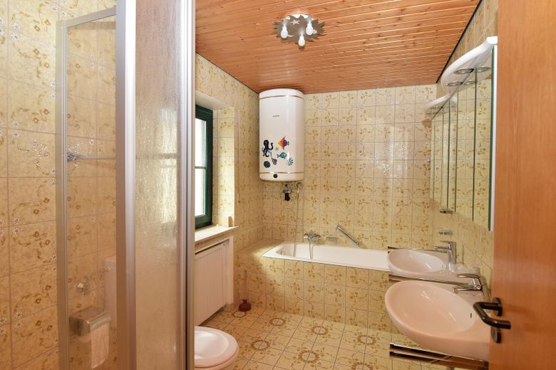 Schönes Stadthaus 140 m2 ohne Maklerprovision in 94333 Geiselhöring (Straubing/Haindling) – Badezimmer 1. OG