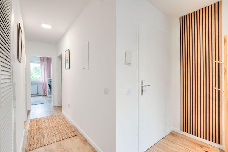 Bezugsfrei & modern: Helle 3-Zimmer-Wohnung mit Balkon – Flur