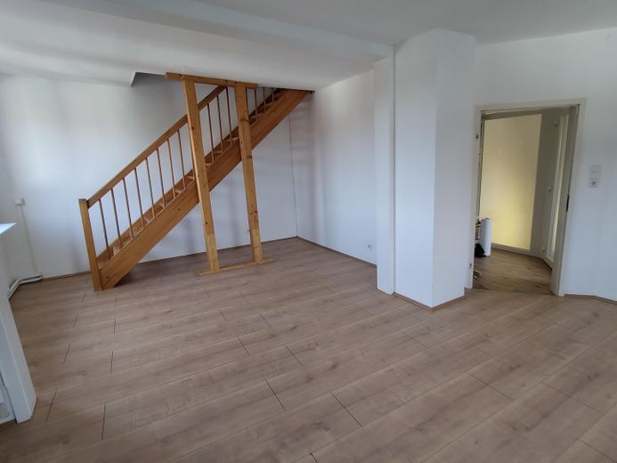 Helle Wohnung mit Teilklimatisierung im Herzen von Lützelsachsen – Wohnzimmer
