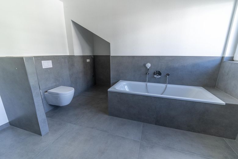 Attraktive Maisonettewohnung mit Haus-im-Haus-Charakter, Dachloggia, Garage – Badezimmer OG
