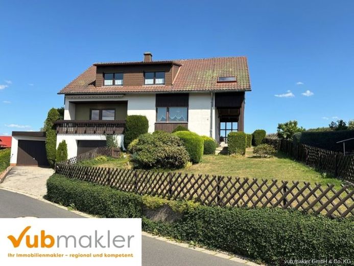 Großzügiges Zweifamilienhaus mit Gartenidylle in ruhiger Lage von Selb – Foto 1