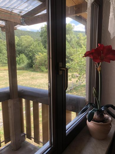 Einfamilienhaus mit Garten und eigenem Bachzugang !! – Doppelt verglaste Fenster